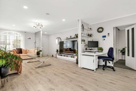 Photo of property in 52 Riverton Drive, Randwick Park, Auckland, 2105