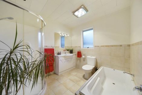 Photo of property in 17 Tupaki Place, Pakuranga Heights, Auckland, 2010