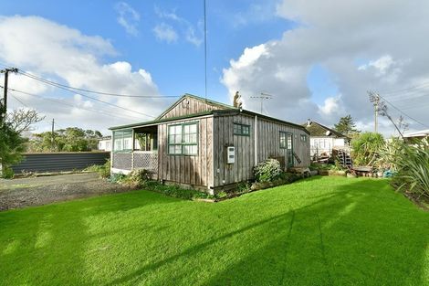 Photo of property in 2 Waiwera Avenue, Parakai, 0830