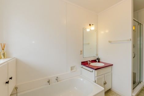 Photo of property in 15 Rewarewa Crescent, Waikanae, 5036