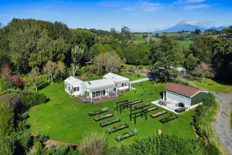 Photo of property in 130 Cross Road, Lepperton, New Plymouth, 4373
