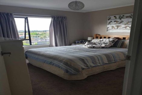 Photo of property in 2/10 Sevilla Place, Unsworth Heights, Auckland, 0632