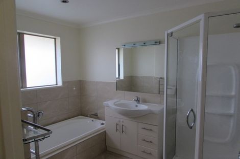 Photo of property in 60 South Kensington Way, Henderson, Auckland, 0612