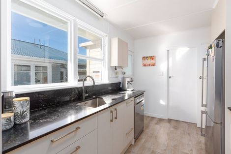 Photo of property in 33 Lynda Avenue, Paparangi, Wellington, 6037