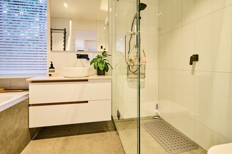 Photo of property in 21 Seaview Terrace, Northland, Wellington, 6012