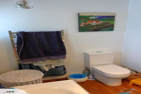 Photo of property in 8 Durham Street, Te Atatu Peninsula, Auckland, 0610