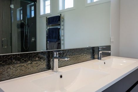 Photo of property in 33 Hartwell Drive, Kelvin Grove, Palmerston North, 4470