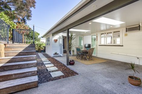 Photo of property in 17 Awaroa Road, Helensville, 0800