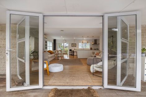 Photo of property in 13 Hartles Place, Mellons Bay, Auckland, 2014
