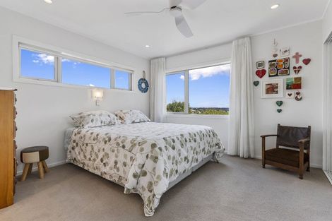 Photo of property in 2/46 Sunset Road, Unsworth Heights, Auckland, 0632