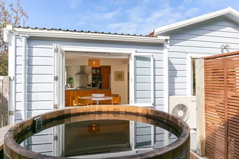 Photo of property in 174 Queens Drive, Lyall Bay, Wellington, 6022