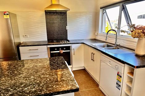 Photo of property in 4/304 Great North Road, Henderson, Auckland, 0612