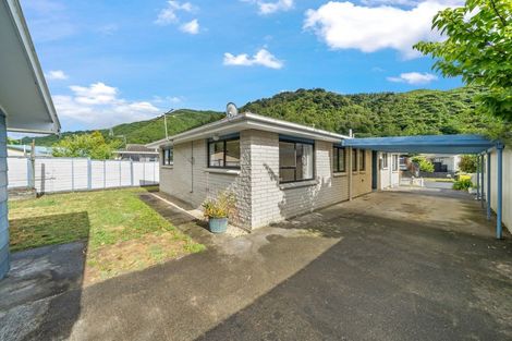 Photo of property in 42 Hartford Crescent, Totara Park, Upper Hutt, 5018
