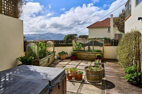 Photo of property in 76 The Crescent, Roseneath, Wellington, 6011