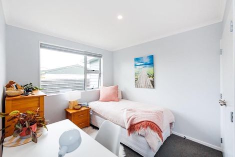 Photo of property in 58 Exeter Crescent, Takaro, Palmerston North, 4412