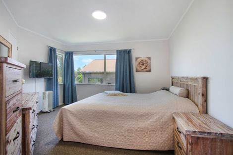 Photo of property in 272 Glamorgan Drive, Northcross, Auckland, 0630