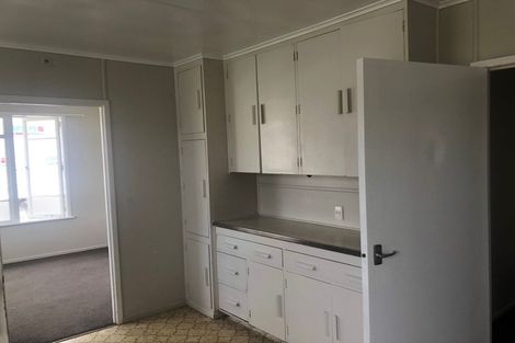 Photo of property in 6 Taipari Road, Te Atatu Peninsula, Auckland, 0610