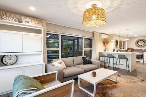 Photo of property in 5 Esther Place, Red Beach, 0932