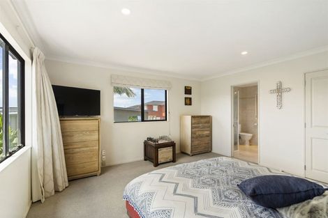 Photo of property in 8a Lupetti Rise, West Harbour, Auckland, 0618