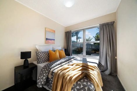 Photo of property in 28 Manhattan Heights, Glendene, Auckland, 0602