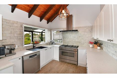 Photo of property in 11 Moffat Road, Red Beach, 0932