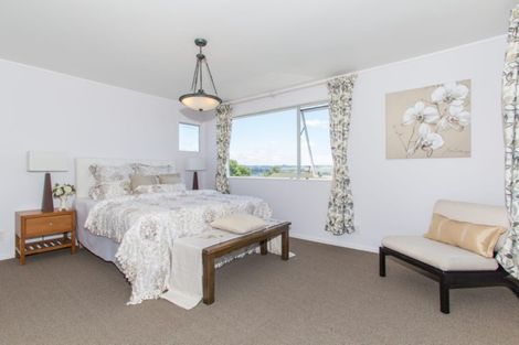 Photo of property in 13 Merida Place, Unsworth Heights, Auckland, 0632