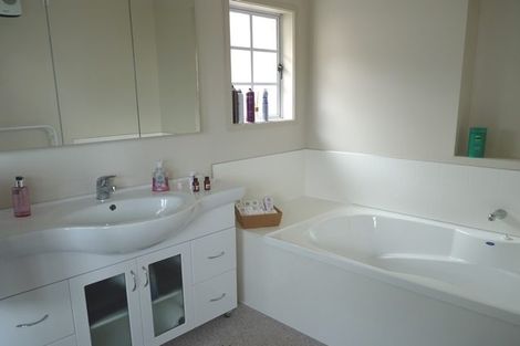 Photo of property in 50 Wade River Road, Stanmore Bay, Whangaparaoa, 0932