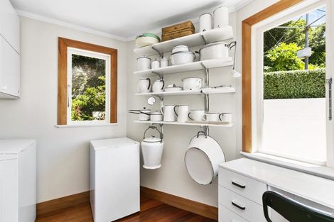 Photo of property in 29 Fortification Road, Karaka Bays, Wellington, 6022