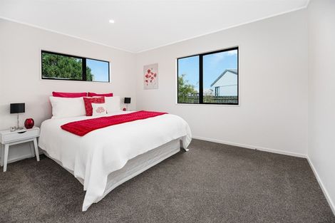 Photo of property in 2/24 Bernina Place, Weymouth, Auckland, 2103