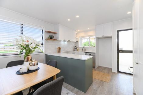 Photo of property in 17 Foyle Place, Glendene, Auckland, 0602