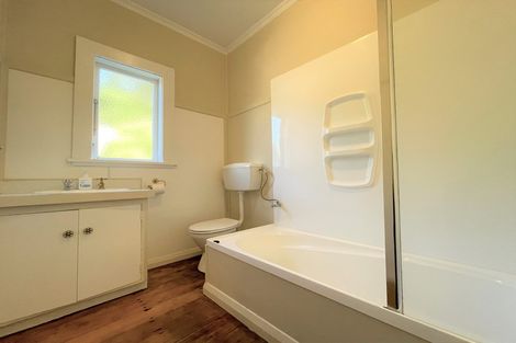 Photo of property in 24 Hungerford Road, Lyall Bay, Wellington, 6022