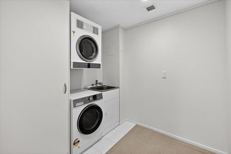 Photo of property in 72 Devonport Road, Tauranga, 3110