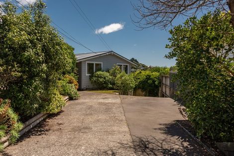 Photo of property in 15 Dunmail Way, Newlands, Wellington, 6037