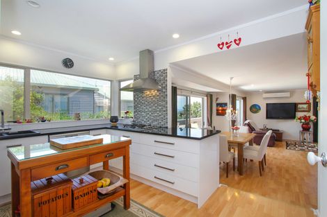Photo of property in 272 Glamorgan Drive, Northcross, Auckland, 0630