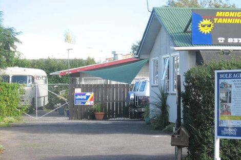 Photo of property in 8 Keeling Road, Henderson, Auckland, 0612