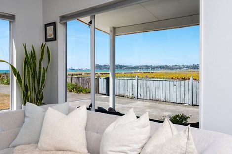 Photo of property in 2/64 The Esplanade, Westshore, Napier, 4110