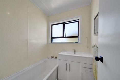 Photo of property in 1 Robbins Crescent, Hawera, 4610