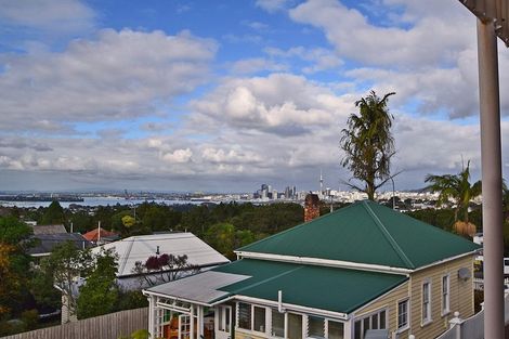 Photo of property in 7/219 Onewa Road, Birkenhead, Auckland, 0626
