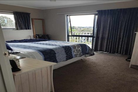 Photo of property in 2/10 Sevilla Place, Unsworth Heights, Auckland, 0632