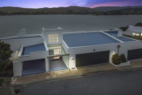 Photo of property in 28 Molyneux Close, Whitby, Porirua, 5024