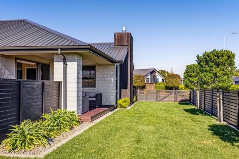Photo of property in 52 Links Drive, Waiwhakaiho, New Plymouth, 4312