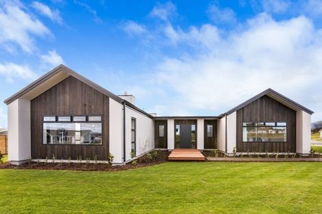 Photo of property in 2 Lochinvar Lane, Acacia Bay, Taupo, 3385