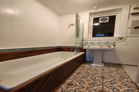 Photo of property in 140 Glenmore Street, Northland, Wellington, 6012