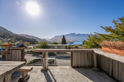 Photo of property in 6 Wynyard Crescent, Fernhill, Queenstown, 9300