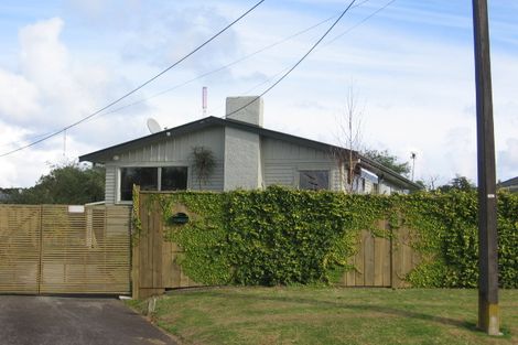 Photo of property in 48 Taipari Road, Te Atatu Peninsula, Auckland, 0610