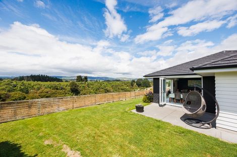 Photo of property in 132 Johnstone Drive, Fitzherbert, Palmerston North, 4410