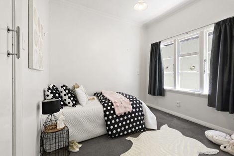 Photo of property in 122 The Parade, Island Bay, Wellington, 6023
