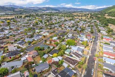 Photo of property in 42 Hartford Crescent, Totara Park, Upper Hutt, 5018