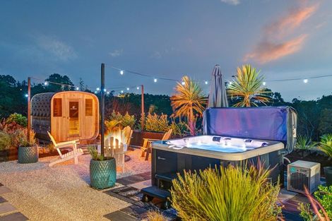 Photo of property in 8 Roberts Road, Matakatia, Whangaparaoa, 0930