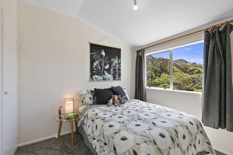 Photo of property in 5b Sunhaven Drive, Newlands, Wellington, 6037